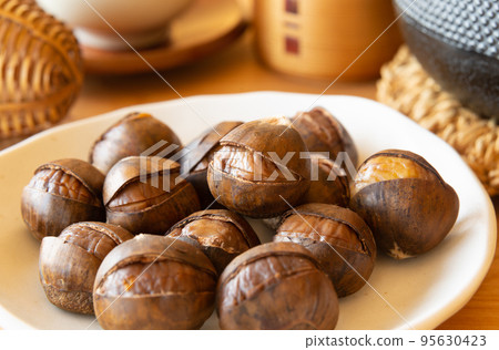 帶皮烤栗子 95630423