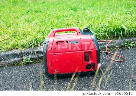 紅色便攜式發電機和綠草 95630513