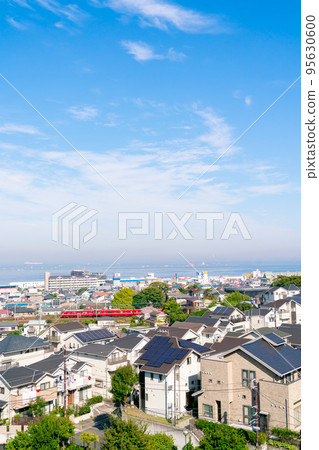 [Kanagawa Prefecture] A red train running along the coast 95630600