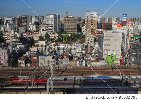 仙后座之旅貫穿擁擠街道的背景_攝於2022年9月10日 仙后座之旅貫穿擁擠街道的背景_攝於2022年9月10日 95632785