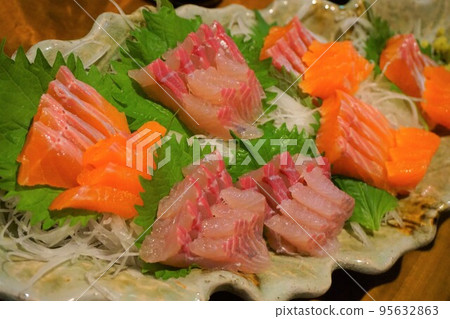 生魚片拼盤,銀光,山梅鱒魚,淡水魚 生魚片拼盤,銀光,山梅鱒魚,淡水魚 95632863