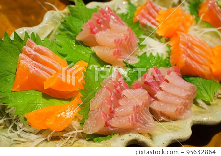 生魚片拼盤,銀光,山梅鱒魚,淡水魚 生魚片拼盤,銀光,山梅鱒魚,淡水魚 95632864