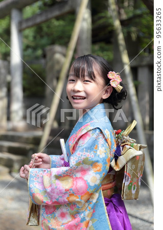 A 7-year-old girl visiting a shrine with Shichigosan A 7-year-old girl visiting a shrine with Shichigosan 95633265