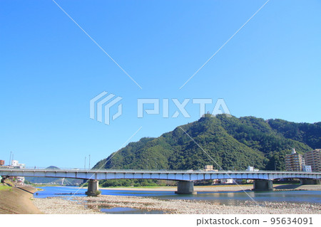 長良溫泉,金花山和岐阜城的風景 長良溫泉,金花山和岐阜城的風景 95634091
