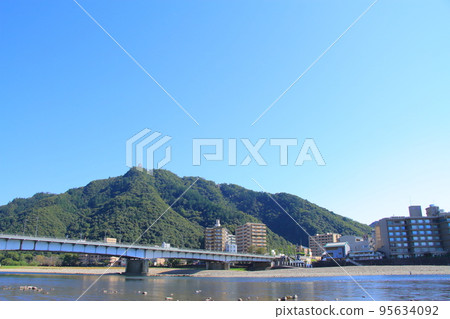 長良溫泉，金花山和岐阜城的風景 95634092