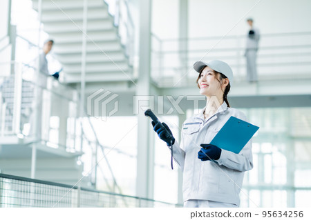 Engineer systematizing and viewing information on a terminal 95634256