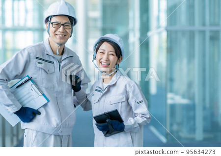 工作服的工程師在一家現代工廠工作 95634273