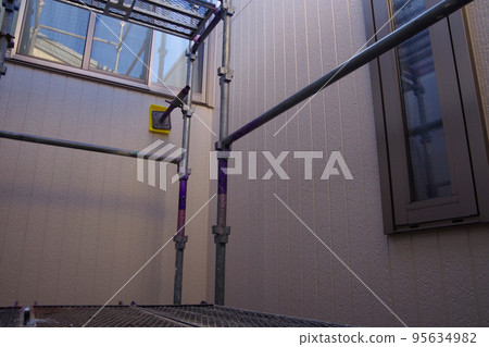 獨棟房屋外牆粉刷 屋頂粉刷 工地房屋帶腳手架 粉刷作業 腳手架 住宅施工現場 養護 獨棟房屋外牆粉刷 屋頂粉刷 工地房屋帶腳手架 粉刷作業 腳手架 住宅施工現場 養護 95634982