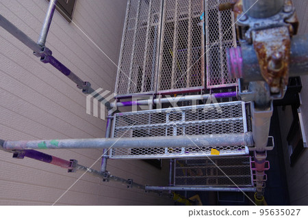 獨棟房屋外牆粉刷 屋頂粉刷 工地房屋帶腳手架 粉刷作業 腳手架 住宅施工現場 養護 95635027