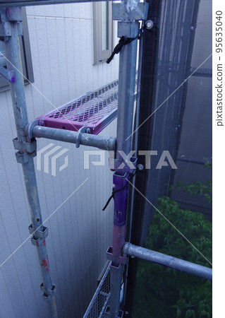 獨棟房屋外牆粉刷 屋頂粉刷 工地房屋帶腳手架 粉刷作業 腳手架 住宅施工現場 養護 獨棟房屋外牆粉刷 屋頂粉刷 工地房屋帶腳手架 粉刷作業 腳手架 住宅施工現場 養護 95635040