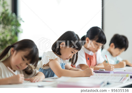 在補習班學習的小學生。 95635536