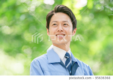 穿著工作服的男士戶外新鮮綠色房地產建築 95636368