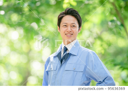 穿著工作服的男士戶外新鮮綠色房地產建築 95636369