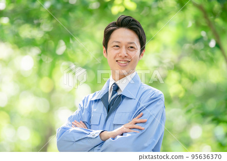 穿著工作服的男士戶外新鮮綠色房地產建築 95636370