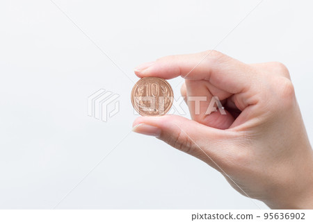 拿著10日元硬幣的婦女的手 95636902