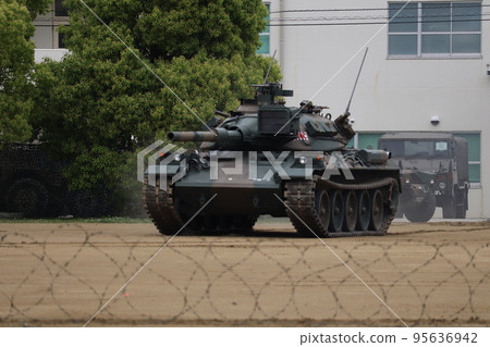 地面自衛隊的 74 型坦克在展示中進行訓練 地面自衛隊的 74 型坦克在展示中進行訓練 95636942