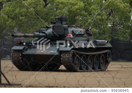 陸上自衛隊74式坦克進行演習 95636945