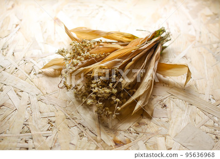 Dried lily of the valley flowers on wood background Dried lily of the valley flowers on wood background 95636968