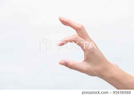 女人的手拿著一個小東西 95636998