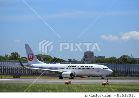 Takeoff and landing at Osaka Itami Airport Takeoff and landing at Osaka Itami Airport 95638013