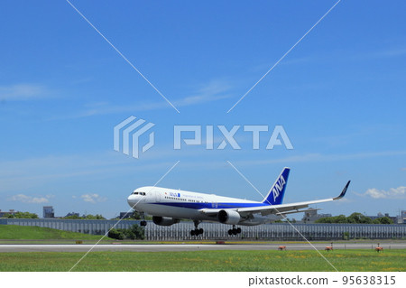 Takeoff and landing at Osaka Itami Airport Takeoff and landing at Osaka Itami Airport 95638315