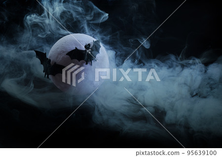Halloween background. Spooky scary dark night full moon and bats. 95639100