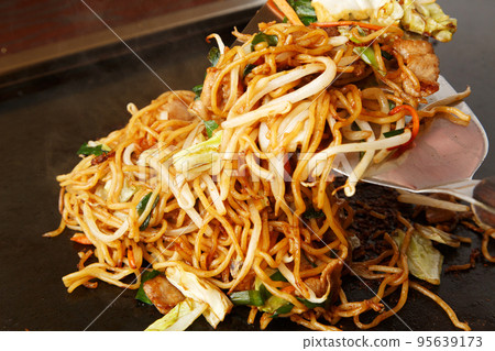 Fried noodles  95639173