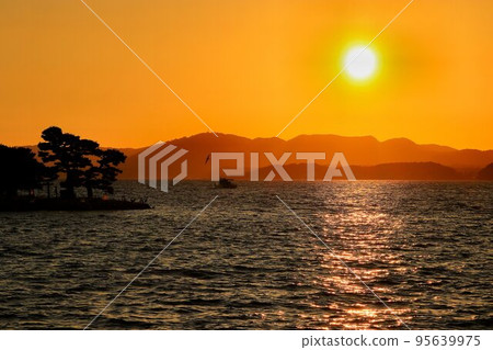 染成茜草紅的松江和出雲的夜景……夕陽“宍道湖” 染成茜草紅的松江和出雲的夜景……夕陽“宍道湖” 95639975