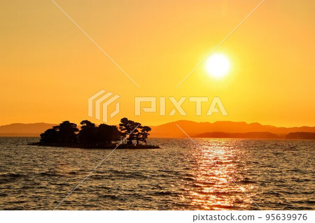 染成茜草紅的松江和出雲的夜景……夕陽“宍道湖” 95639976