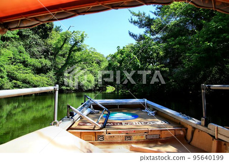 Touring the famous castle "Matsue Castle" in Izumo Province, where Yakumo stands ... Touring Horikawa 95640199