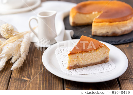 切片烤芝士蛋糕 95640459