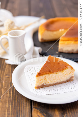 切片烤芝士蛋糕 95640477