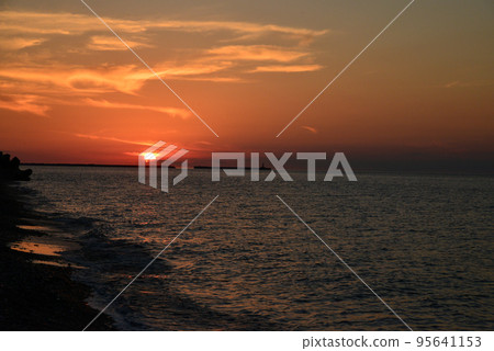 【新潟縣糸魚川市】翡翠海岸的夕陽 【新潟縣糸魚川市】翡翠海岸的夕陽 95641153