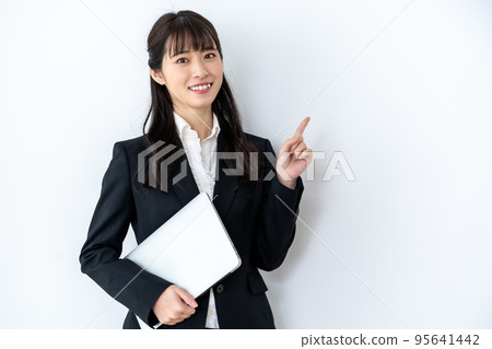 年輕女子在西裝與筆記本電腦 95641442