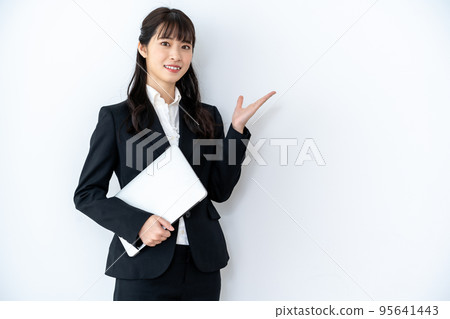 年輕女子在西裝與筆記本電腦 95641443
