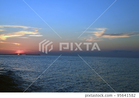 [Itoigawa City, Niigata Prefecture] Sunset on the Jade Coast 95641582