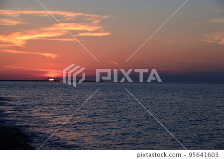[Itoigawa City, Niigata Prefecture] Sunset on the Jade Coast 95641603