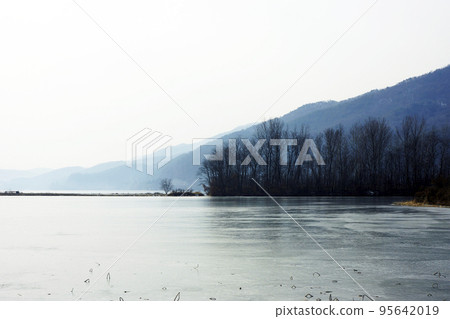 湖岸 95642019
