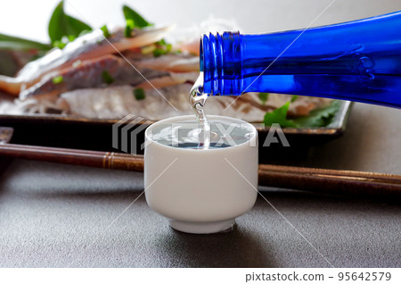 Sake to be poured into your mouth 95642579