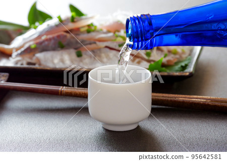 Sake to be poured into your mouth 95642581