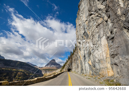 Road in mountains 95642688