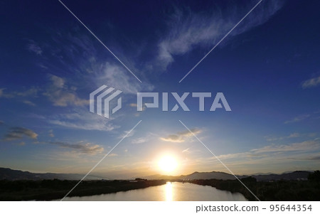 清爽的秋晨天空，各種雲朵，超廣角，主要是天空，221004am 95644354