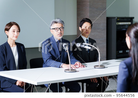 接受采訪的女商人 95644556