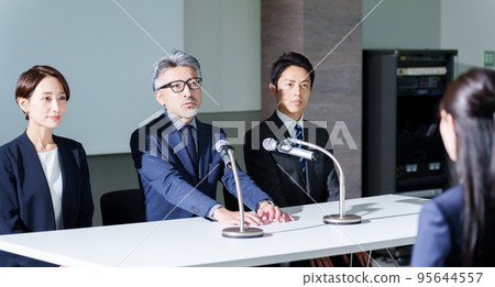 Business woman receiving an interview 95644557