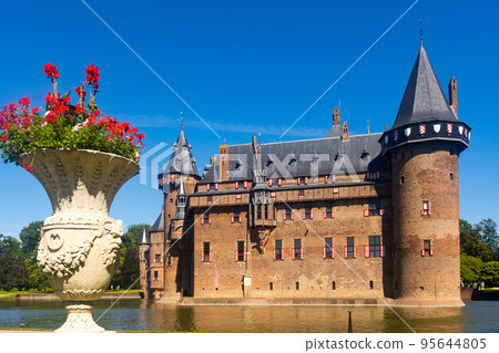 De Haar Castle surrounded by moat De Haar Castle surrounded by moat 95644805