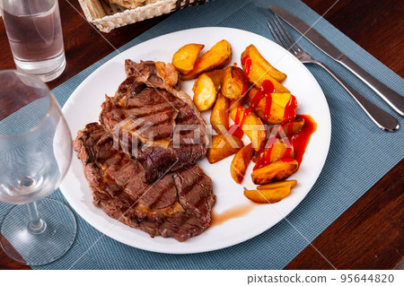 Grilled beef tenderloin steak with potato 95644820