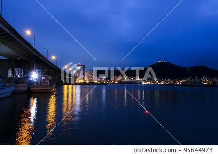 從北海道函館碼頭的碼頭眺望函館港區 95644973