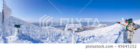 [Panorama Photo] Overlooking a clear frost-covered field from the observatory (Yamagata Prefecture, Mt. Zao, Jizo Sancho Station) 95645152