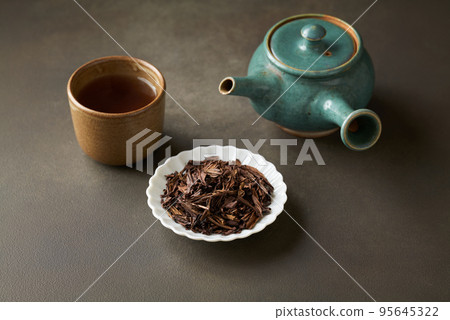 Hojicha 盛在盤子裡 Hojicha 盛在盤子裡 95645322