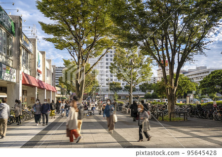 神奈川縣橫濱市的都市景觀橫台站 神奈川縣橫濱市的都市景觀橫台站 95645428